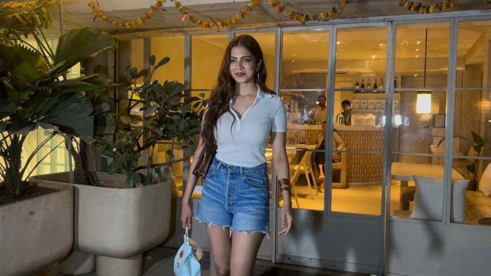 malavika-mohanan-was-spotted-outside-a-restaurant-in-bandra